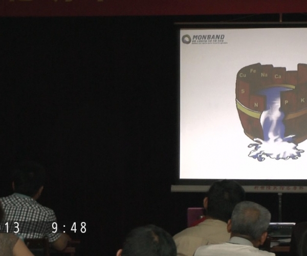 河北萌帮水溶肥料有限公司研发技术部王学虎主任讲述了西谷微量元素水溶肥料在玉米生产.jpg